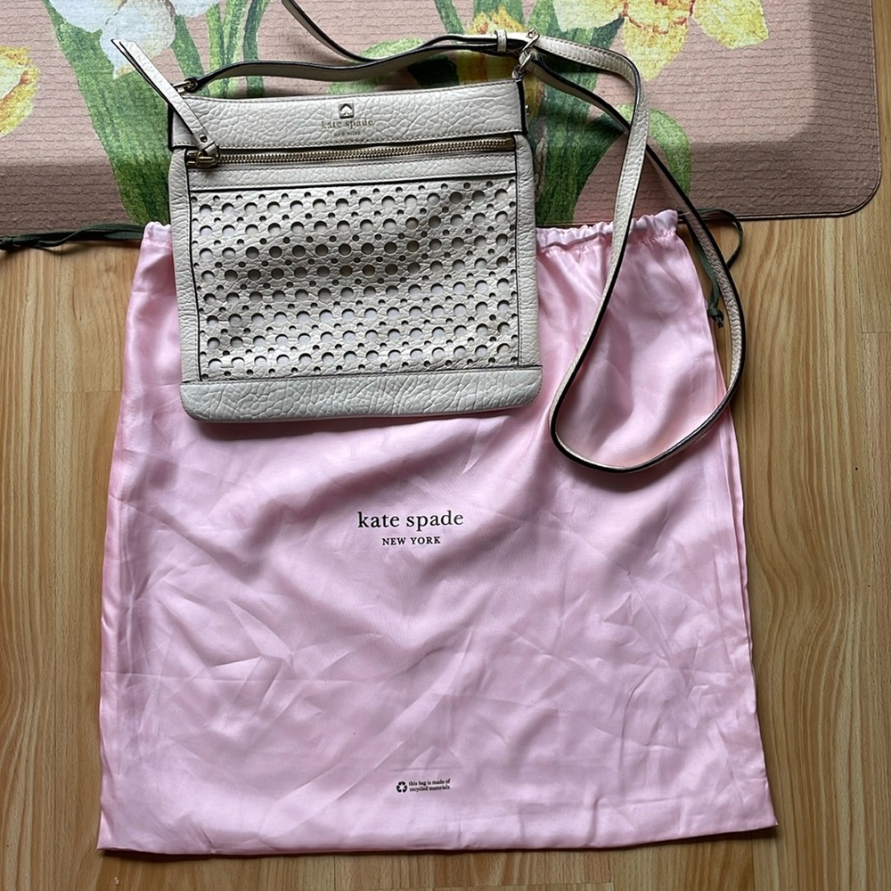 ♠️KATE SPADE♠️white/cream leather adjustable crossbody purse >> dustbag included